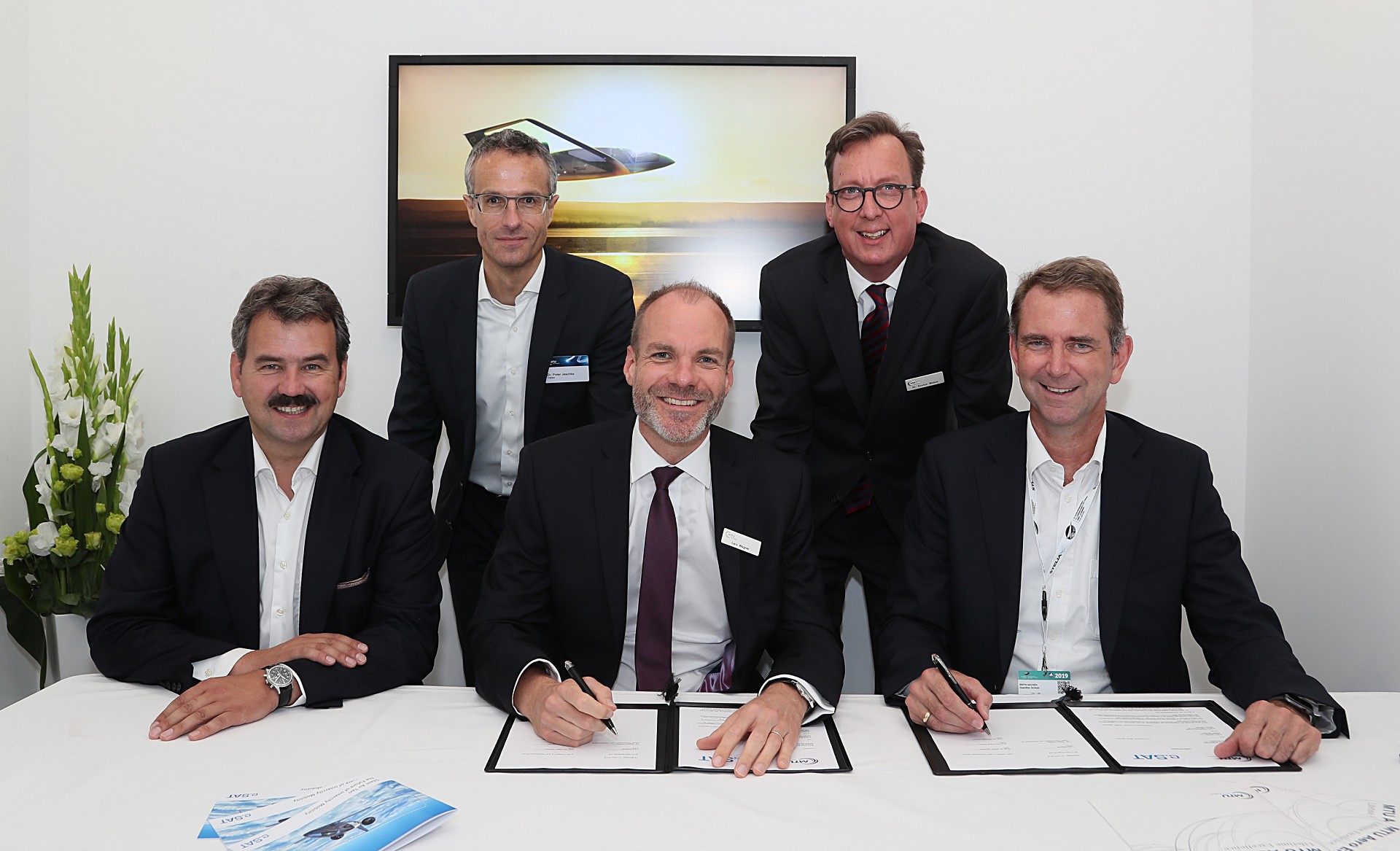 © e.SAT GmbH | Caption: Signing of the LoI in the MTU chalet (from left to right): Prof. Dr. Frank Janser, Prof. Dr. Peter Jeschke, Lars Wagner, Dr. Stefan Weber and Prof. Dr. Günther Schuh.